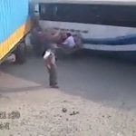 「交通整備なんて関係ないぜ」と言わんばかりのバスが撮影される。