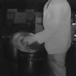 【衝撃映像】料理店の厨房でスープの鍋にオシッコする男が撮影される。