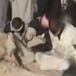 【閲覧注意】テロリストに捕まった3人、生きたまま燃やされてしまうグロ動画。