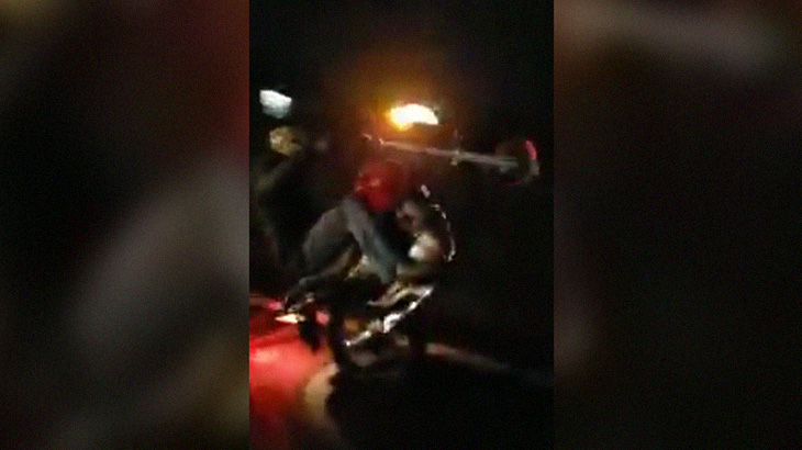 【衝撃映像】バイクの男「ウィリーウェ～イｗｗｗ」→ 後ろから思いっきり轢かれる。