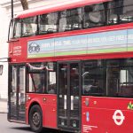 【閲覧注意】”高さ制限バー” に気づかず “2階建てバス” が激突。