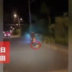 犬をバイクで引きずる鬼畜すぎる男が撮影される。