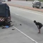 【閲覧注意】バイクに乗った男性、トラックに突き刺さって死亡するグロ動画。