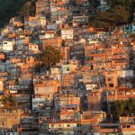 【衝撃映像】ブラジル貧民街の日常。銃撃戦を繰り広げる若者たち。