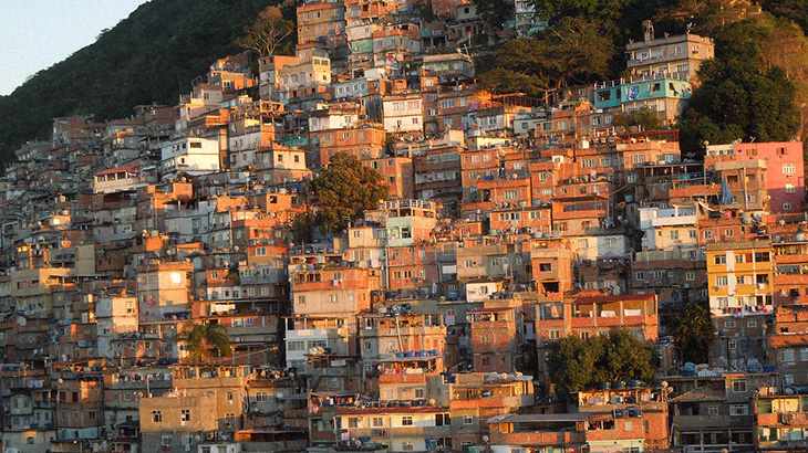 【衝撃映像】ブラジル貧民街の日常。銃撃戦を繰り広げる若者たち。