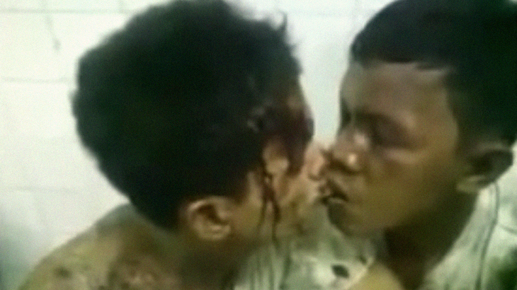 捕まった強盗の男たち、キスするよう警察官に強要される。