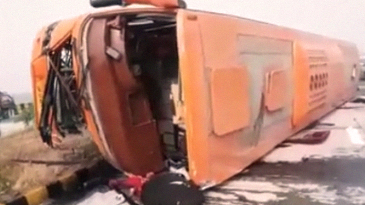 【閲覧注意】バスの事故現場、地獄絵図すぎるグロ動画･･･。