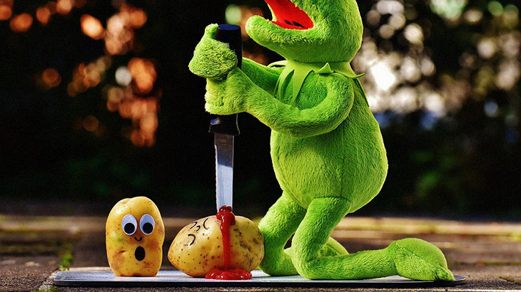 【閲覧注意】隣人にナイフで腹を裂かれ “内臓がむき出し” になってしまうグロ動画･･･。