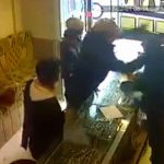 【閲覧注意】宝石店の店主を殺した3人組の強盗、公開絞首刑にされる。