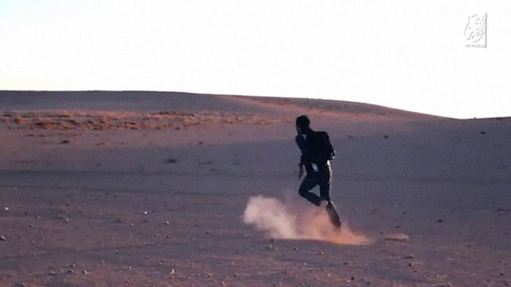 【超！閲覧注意】人間に爆弾を背負わせて走らせる → 遠隔ボタンで爆破するグロ動画。