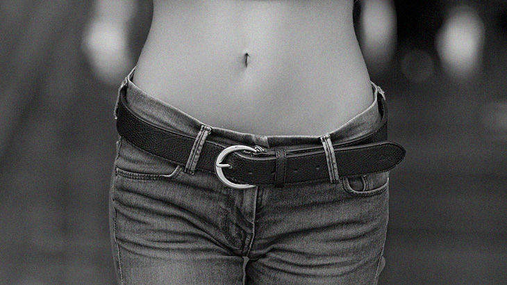 【超！閲覧注意】股間から腸が飛び出している女性のグロ動画･･･。