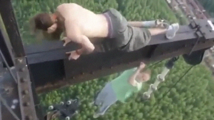 【衝撃映像】鉄塔の頂上で筋トレするロシアの若者たち。いつか死人が出そう･･･。