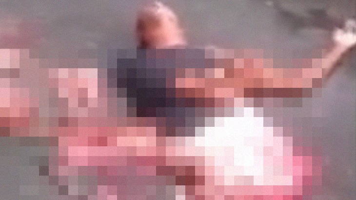 【超！閲覧注意】車に “胴体をすり潰されて” 死亡した男性のグロ動画。