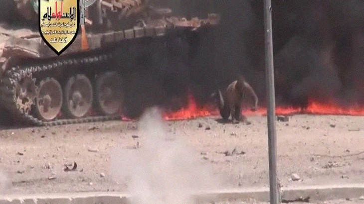 【閲覧注意】砲撃された戦車から這い出てきた兵士、射撃されて死亡。