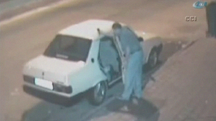 バーで酔っ払った男、車内にいた10歳の女の子をレイプしようとしてしまう。