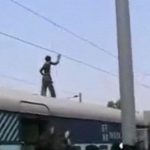 【衝撃映像】電車によじ登り電線を触って感電死する男。