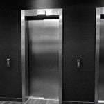 【閲覧注意】エレベーターに身体をズタズタにされて死亡したグロ動画。