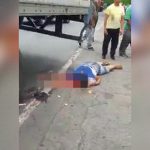 【閲覧注意】トラックに轢かれて頭が割れてしまったグロ動画。