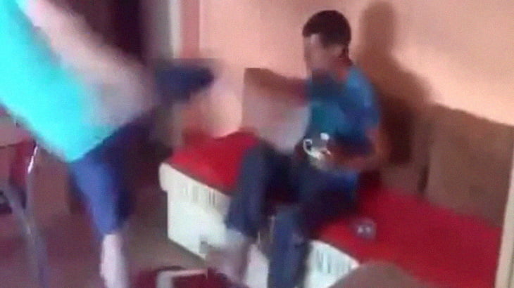 泥酔状態で朝帰りのドラ息子にブチ切れたお父さん、渾身の右キック。