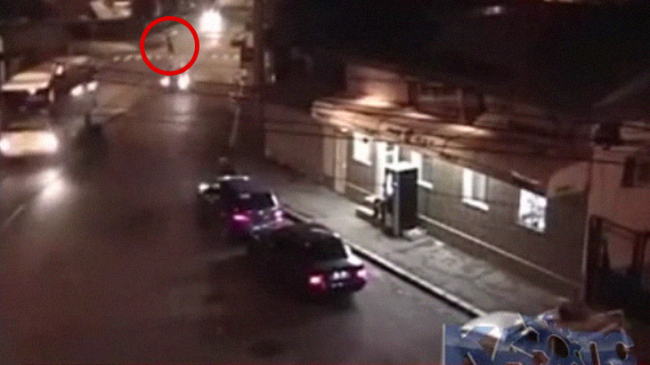 【衝撃映像】車に轢かれた人間が尋常じゃないほど吹き飛ばされる事故映像。