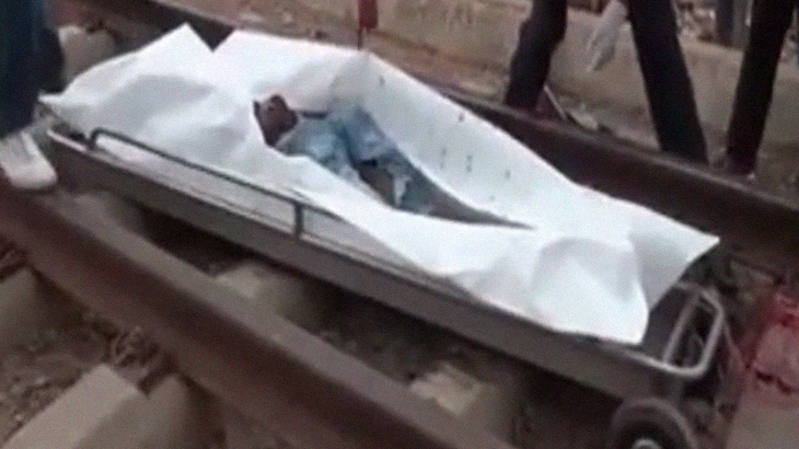 【閲覧注意】列車に轢かれた男性。胴体真っ二つのグロ動画。