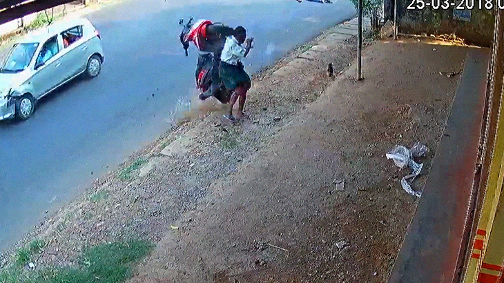 転倒したバイクにぶつかりそうになった男性、神回避。