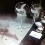 【衝撃映像】2人組の強盗が店を襲撃 → 近くに警察官がいたため即射殺。