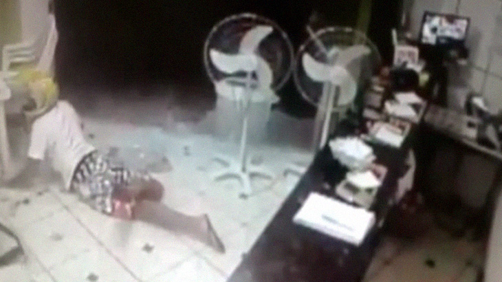 【衝撃映像】2人組の強盗が店を襲撃 → 近くに警察官がいたため即射殺。