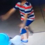 【衝撃映像】エレベーターの扉に挟まったロープで首つり状態になってしまう男の子。