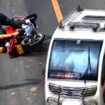 【閲覧注意】バイク事故により “足が180度” 開いてしまったグロ動画。