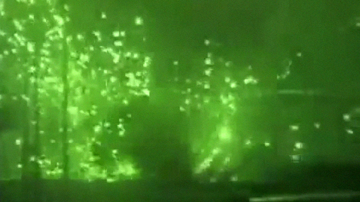 【衝撃映像】戦闘ヘリ「アパッチ」による空爆を撮影したナイトスコープ映像。