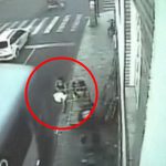 【衝撃映像】バスに気付かず車道に少しハミ出てしまった女性、弾き飛ばされてしまう･･･。