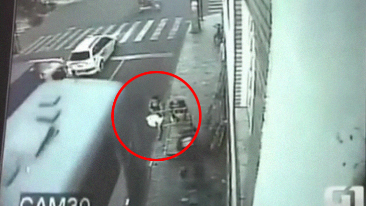 【衝撃映像】バスに気付かず車道に少しハミ出てしまった女性、弾き飛ばされてしまう･･･。