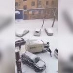 冬場、凍結した路上を滑りまくる車 in ロシア。