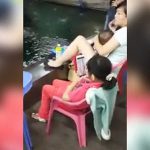 幼い女の子、母親の隣でガッツリAV鑑賞。