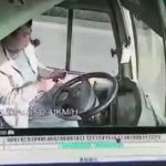 【衝撃映像】バスの運転手、ハンドルから完全に手を離してスマホ操作 → 衝突事故。