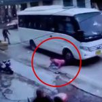 【衝撃映像】バス運転手、人をタイヤに挟んだまま引きずってしまう。