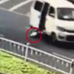 チャイルドシートに固定されなかった赤ちゃん、車から放り出される。