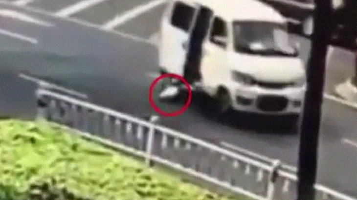 チャイルドシートに固定されなかった赤ちゃん、車から放り出される。