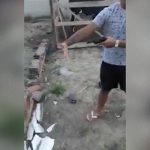 【閲覧注意】泥棒の男、罰として自分の手を銃で撃つよう命じられる。