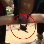 川で泳いでいた男性、アソコを思いっきりカニに挟まれてしまう。