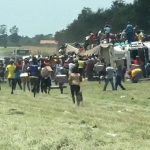 洗濯用洗剤を載せたトラックが横転 → 住民たち「盗め盗め！」