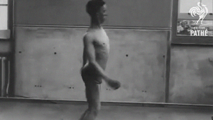 【衝撃映像】戦争によるストレスで “普通に歩くこと” ができなくなった兵士。