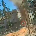 【閲覧注意】自家製爆弾の爆発により空高く吹き飛ばされる兵士。