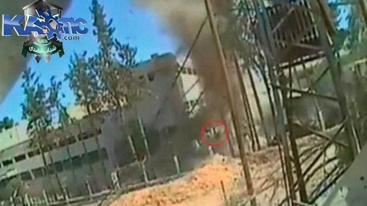 【閲覧注意】自家製爆弾の爆発により空高く吹き飛ばされる兵士。