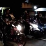 【衝撃映像】違法バイクレースのために停車していたグループ、猛スピードの車に弾き飛ばされる。