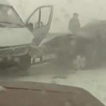 数メートル先すら見えないほどの吹雪の中、高速道路で玉突き事故 in ロシア。