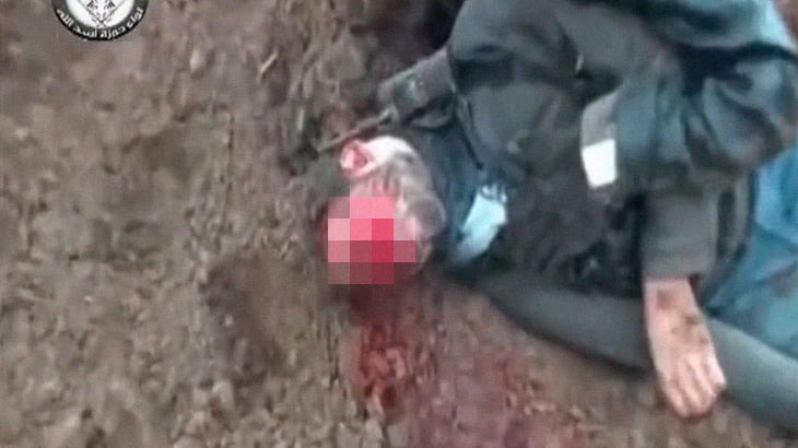 【閲覧注意】顔を撃ち抜かれた兵士、血がドバドバ吹き出すグロ動画。