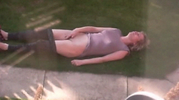 昼間に下半身丸出しにして庭に寝転んでオ●ニーする女性。