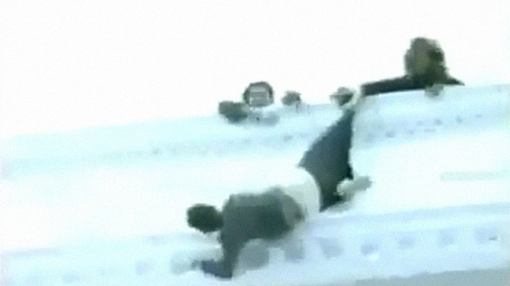 屋上の縁を歩く精神病の女性を保護しようとするも落下して死亡。